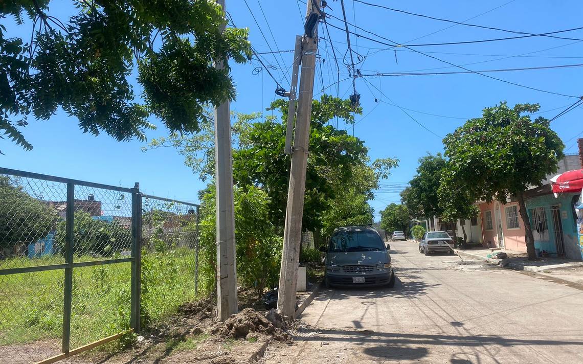 En riesgo habitantes del Centro por un poste a punto de colapsar - El Sol  de Mazatlán