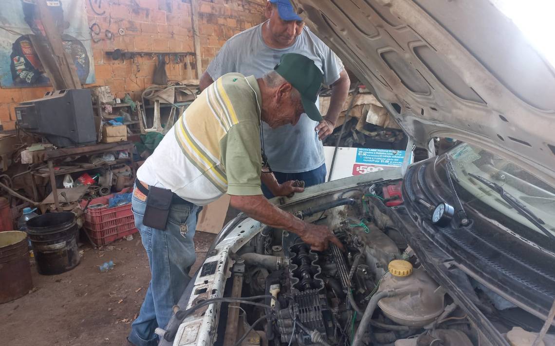 Don Armando lleva 60 años haciendo historia en su taller mecánico - El Sol  de Mazatlán